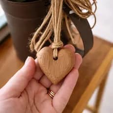 Pingente Decorativo Coração em Madeira Natural  4 cm – Decoração Afetiva para Ambiente