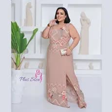 Vestido Plus Size Alça Larga com Fenda e Lastex nas Costas
