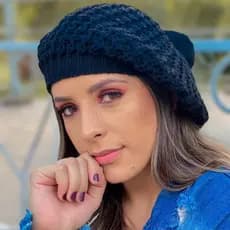 Boina modelo atitude caidinha com pompom feita no Brasil