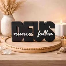 Letreiro Decorativo “Deus Nunca Falha” – Mensagem de Fé em Design Moderno, decoração para escritório, mesa, estante