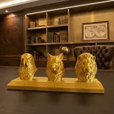 Escultura Motivacional Dourada – Foco, Execução e Disciplina
