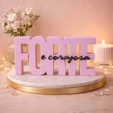 Letreiro Decorativo “Forte e Corajosa” – Decoração Inspiradora em 3D, decoração para escritório, mesa, estante.