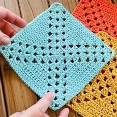 Square quadradinhos de crochê com 4 unidades cada