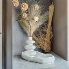 Vaso Floral Canelado ou Espiral em concreto decoração com flores secas e artificiais