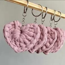 chaveiros de coração fio de malha.