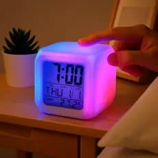 Mini Relógio Despertador Digital LED Funções Data Temperatura Snooze A PILHA AAA NÃO INCLUSAS Branco