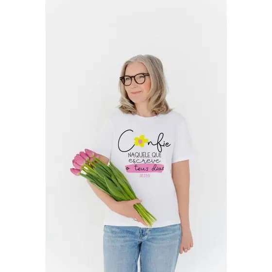 Camiseta Confie Nele, camiseta feminina religiosa, blusa feminina religiosa, blusas com temas cristãs, camiseta branca s
