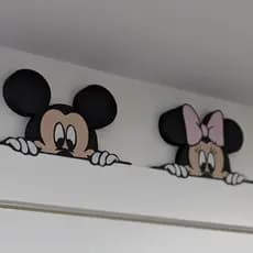 Enfeite 3D Mickey ou Minnie Espiando | Decoração para Portal, Armário e Prateleira | Escolha o seu!