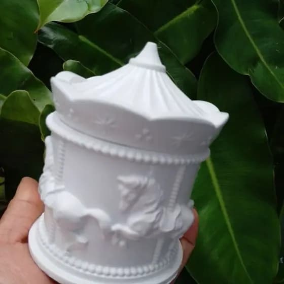 Porta jóias em gesso cru formato carrossel