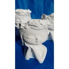 Kit com 3 vasos em gesso cru formato rosto de boneca