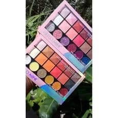 Paleta de sombra com 18 cores sortidas