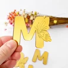 Letras Decorativas em Acrílico Espelhado Dourado com Detalhe de Borboleta