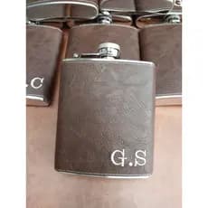 Porta Whisky Personalizado em Couro Sintético | Cantil Inox Masculino com Iniciais