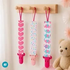 3 PRENDEDORES DE CHUPETA BICO PARA BEBE MENINA C/ ESTAMPAS COLORIDAS