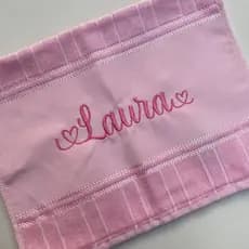 toalha bordada personalizada com nome simples bebê infantil