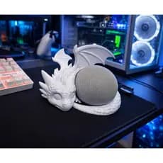 Suporte Dragão para Echo Dot 3ª, 4ª e 5ª Geração – Estante, Rack ou Mesa | Branco
