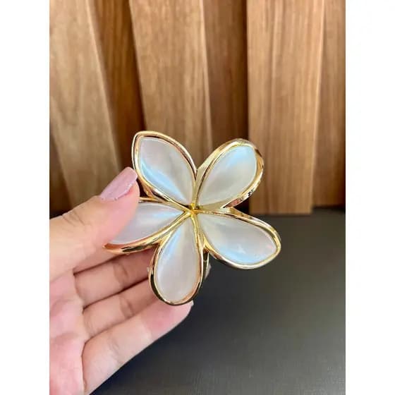 Presilha de Cabelo Flor Dourada em Plástico super resistente Moderno e Elegante