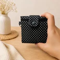 Porta absorventes e remédios compacto com 3 compartimentos - Tamanho: 10 cm x 10 cm