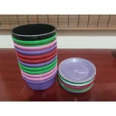 KIT COM 12 POTES PLÁSTICOS RESISTENTES, REDONDOS, COM TAMPA (250ML CADA)