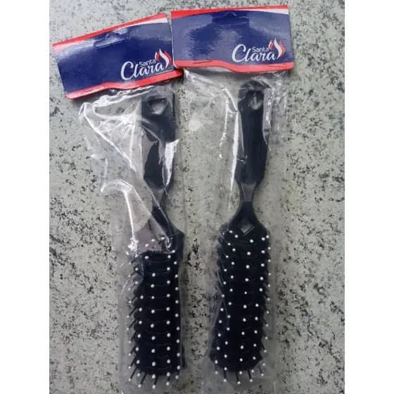 KIT COM 2 ESCOVAS JACARÉ PRETA PARA CABELO "SANTA CLARA".