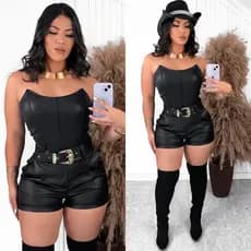 Conjunto Shorts couro eco com cinto De Fivela e Body tomara que caia Corselet em Cirre
