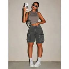 Bermuda jeans feminina estilo carpinteiro cinza pedra
