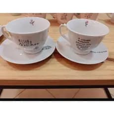 Conjunto com 2 xícaras+pires em porcelanas com escrita