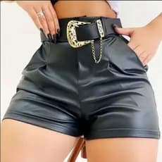Shorts couro fake com cinto fivela dourada