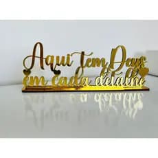 Frase Decorativa “Aqui Tem Deus em Cada Detalhe” Com Base | Decoração Estante | Oferta