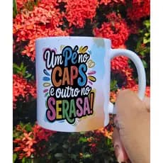 Caneca Divertida Um Pé No CAPS e outro no SERASA | Presente Criativo Personalizado | Caneca Meme