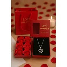 Colar Eu te amo em todas as línguas e uma linda caixa de presente com rosas de sabonete