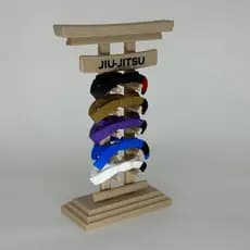 Mini Suporte de Faixas Jiu-Jitsu – Decorativo | Presente para Lutadores | Coleção de Faixas BJJ
