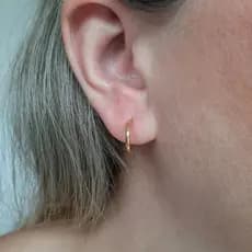 Brinco Meia Argola Lisa C/ Tarraxa Folheado A ouro 18k Antialergico