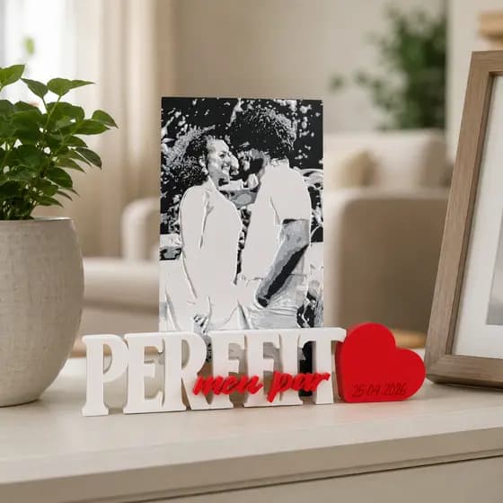 Porta Retrato Personalizado "Meu Par Perfeito" com Foto em Relevo e Letreiro Decorativo para Casal