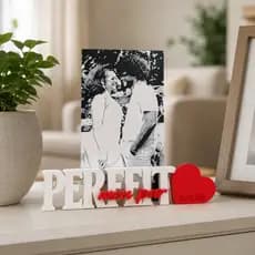 Porta Retrato Personalizado "Meu Par Perfeito" com Foto em Relevo e Letreiro Decorativo para Casal