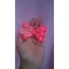 Laço borboleta com flores.