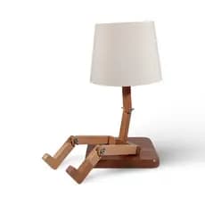 Luminária de Mesa com Cúpula de Algodão Cru e Base em Madeira – Design Criativo em Formato de Boneco
