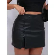 Short saia courinho preto com botões e fenda lateral tendência moda 2023
