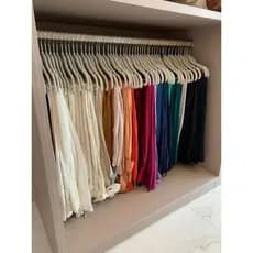 Kit 10 Cabides Slim Antideslizante Veludo Bege Organização Roupa Armário
