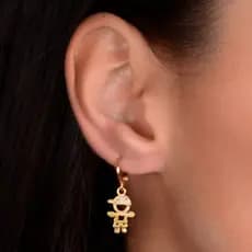 Brinco menino com detalhes em Zircônia Folheado Ouro 18k
