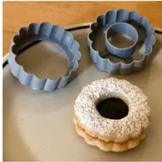 Kit com 2 Cortadores de Biscoito Recheado Confeitaria Flor CT16100