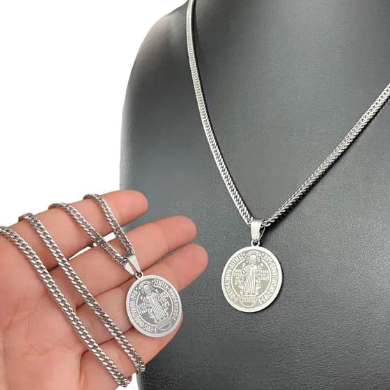 Cordão Aço Cirúrgico 60 Cm Pingente Medalha São Bento Prata Cor Aço inox