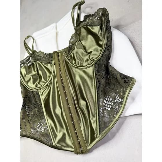 Corset em renda acetinada – elegância e sensualidade em uma só peça 💚✨