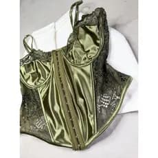 Corset em renda acetinada – elegância e sensualidade em uma só peça 💚✨