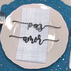 Letra Decorativa Prato Marcador de Lugar (20cm) Enfeite para Mesa Posta e Decoração de Ambientes