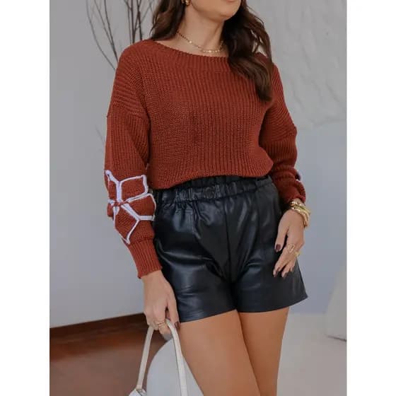 Blusa de tricot manga longa com flor inverno,tamanho único 36 até 42 , comprimento 52 cm , manga comprimento 55 cm .