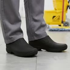 Sapato Antiderrapante Para Limpeza e Cozinha Profissional e Trabalho