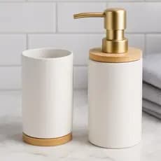 Kit Banheiro Luxo 2 Peças – Dispenser Dourado + Copo Cerâmica Premium Madeira