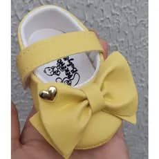 SAPATINHO AMARELO LÇO PADRÃO FRONTAL MUITO LINDA COMO SEU BEBÊ