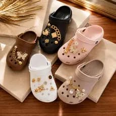 Babuche Feminino em EVA com Brindes de Botons de pins variados de acordo com disponibilidade em estoque.